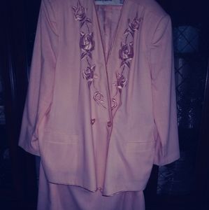 2 piece pretty pink with embroidery on Lapel !